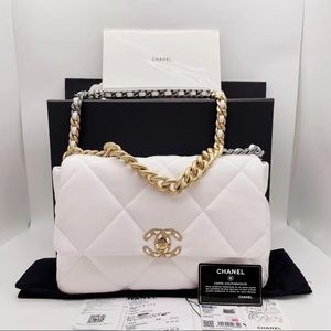 Chanel bag 19/ white / very new condition